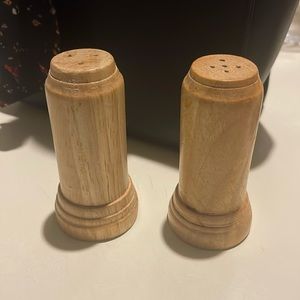 🧂1990s Wooden Salt & Pepper Shakers